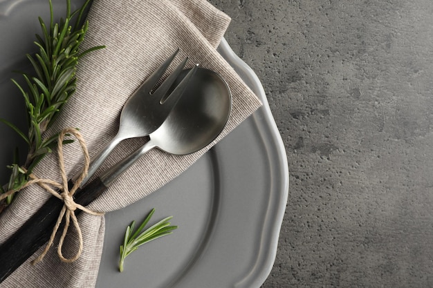 zestaw talerzy i sztućców